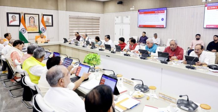 उप्र : सीएम योगी ने लखनऊ स्थित अपने सरकारी आवास पर मंत्रिपरिषद बैठक की अध्यक्षता की