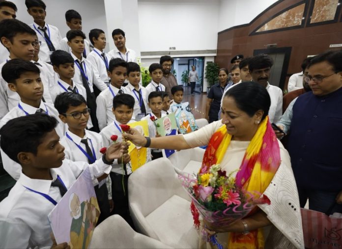 दिल्ली : सीएम रेखा गुप्ता ने लखनऊ से लौटे सर्वोदय बाल विद्यालय के प्रतिभाशाली बच्चों से मुलाकात की