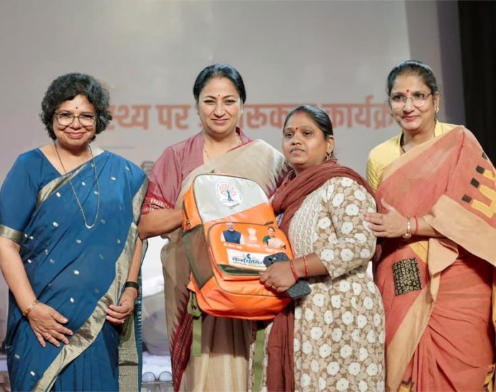 सीएम रेखा गुप्ता ने दिल्ली महिला आयोग द्वारा आयोजित ‘श्रमिक पोषण संवाद’ में महिला श्रमिकों से बातचीत की और उन्हें पोषण किट बांटीं