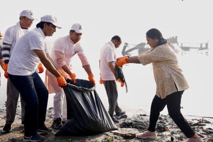 दिल्ली : सीएम रेखा गुप्ता ने ‘चलो यमुना अभियान’ के अंतर्गत आईटीओ स्थित हाथी घाट पर स्वच्छता अभियान में श्रमदान किया