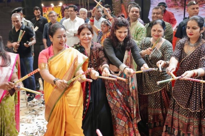 सीएम रेखा गुप्ता के नेतृत्व में दिल्ली सरकार ने छत्रसाल स्टेडियम में महिला शिक्षकों के लिए एक विशेष गरबा कार्यक्रम का आयोजन किया