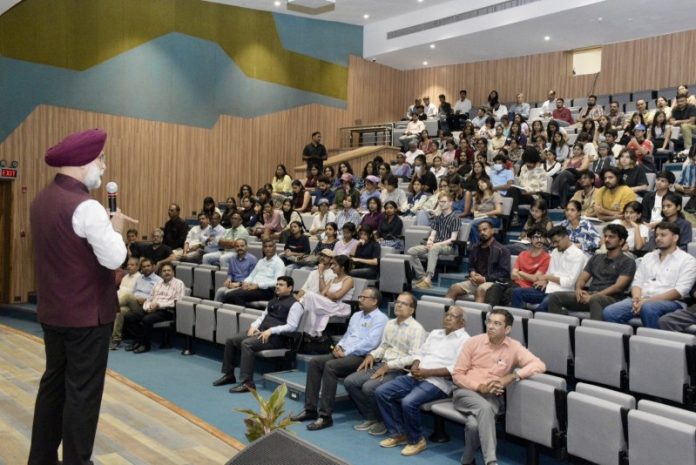 दिल्ली : उपराज्यपाल तरनजीत सिंह संधू ने नेशनल इंस्टीट्यूट ऑफ डिज़ाइन में छात्रों और फैकल्टी को 'डिज़ाइन डिप्लोमेसी' विषय पर किया संबोधित