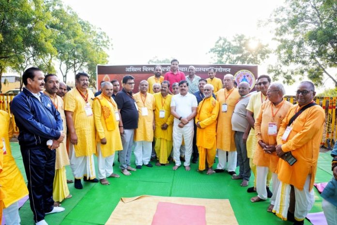 मप्र : सीएम डॉ. मोहन यादव ने बड़वानी जिले के सेंधवा स्थित गायत्री धाम में गायत्री परिवार के सदस्यों के साथ योगाभ्यास किया