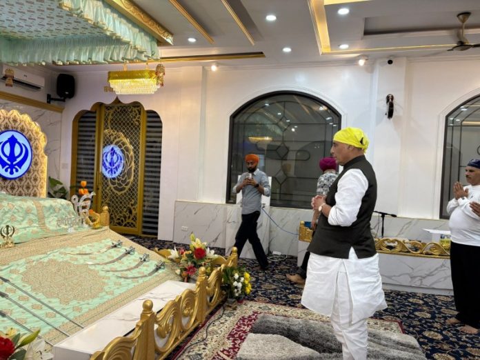 रक्षा मंत्री राजनाथ सिंह ने 13वें एडीएमएम-प्लस के दौरान सामुदायिक संपर्क कार्यक्रम के तहत सेबू सिटी की गोचन स्ट्रीट स्थित गुरुद्वारा परिसर का दौरा किया रक्षा मंत्री राजनाथ सिंह ने 13वें एडीएमएम-प्लस के दौरान सामुदायिक संपर्क कार्यक्रम के तहत सेबू सिटी की गोचन स्ट्रीट स्थित गुरुद्वारा परिसर का दौरा किया