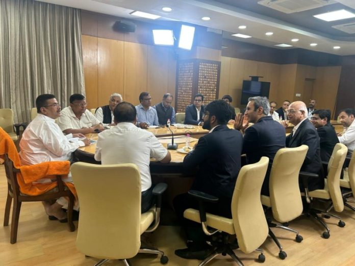 पश्चिम बंगाल : सीएम सुवेंदु अधिकारी ने नबन्ना में रिलायंस इंडस्ट्रीज के वरिष्ठ अधिकारियों के साथ बैठक की