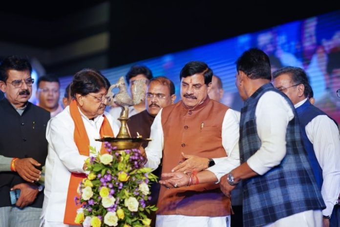 मप्र : सीएम यादव ने इंदौर के ब्रिलियंट कन्वेंशन सेंटर में आयोजित दो दिवसीय 'मध्यप्रदेश सेमीकंडक्टर समिट 2026' का शुभारंभ किया मप्र : सीएम यादव ने इंदौर के ब्रिलियंट कन्वेंशन सेंटर में आयोजित दो दिवसीय 'मध्यप्रदेश सेमीकंडक्टर समिट 2026' का शुभारंभ किया