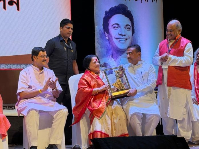 पश्चिम बंगाल : सीएम सुवेंदु अधिकारी महान महानायक उत्तम कुमार के शताब्दी समारोह में हुए शामिल