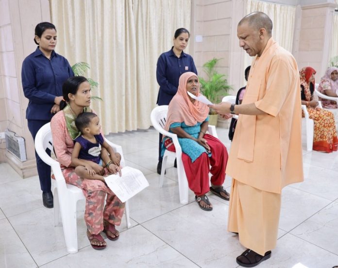उप्र : सीएम योगी ने लखनऊ स्थित अपने सरकारी आवास पर आयोजित ‘जनता दर्शन’ में विभिन्न जनपदों से आए नागरिकों की समस्याएं सुनीं