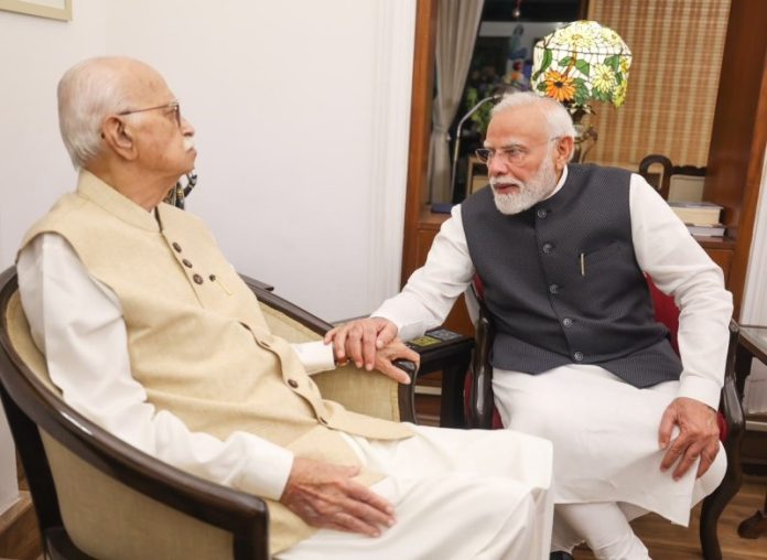 नई दिल्ली : पीएम मोदी ने लालकृष्ण आडवाणी से उनके आवास पर मुलाकात की नई दिल्ली : पीएम मोदी ने लालकृष्ण आडवाणी से उनके आवास पर मुलाकात की