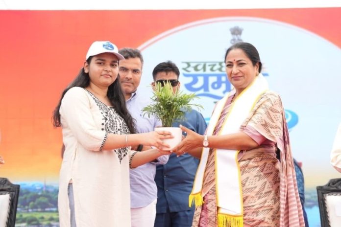 दिल्ली : सीएम रेखा गुप्ता ने केंद्रीय राज्य मंत्री हर्ष मल्होत्रा के साथ ‘मैं भी यमुना प्रहरी’ कार्यक्रम का शुभारंभ किया और ऐप लॉन्च किया