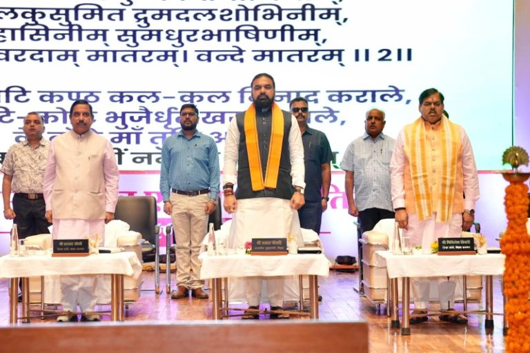 पटना : सीएम चौधरी एवं केंद्रीय मंत्री प्रल्हाद जोशी ने राज्यस्तरीय चित्रकला एवं भाषण प्रतियोगिता के पुरस्कार वितरण समारोह का शुभारंभ किया