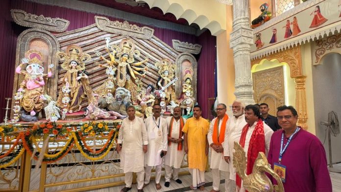 पश्चिम बंगाल : सीएम सुवेंदु अधिकारी ने कोलकाता में संतोष मित्रा स्क्वायर और श्री भूमि स्पोर्टिंग क्लब की दुर्गा पूजा का उद्घाटन किया पश्चिम बंगाल : सीएम सुवेंदु अधिकारी ने कोलकाता में संतोष मित्रा स्क्वायर और श्री भूमि स्पोर्टिंग क्लब की दुर्गा पूजा का उद्घाटन किया
