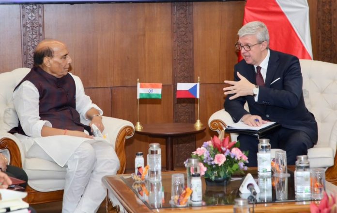 नई दिल्ली : रक्षा मंत्री राजनाथ सिंह ने चेक गणराज्य के उप-प्रधानमंत्री और उद्योग एवं व्यापार मंत्री कारेल हावलिचेक के साथ बैठक की