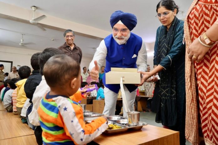 दिल्ली : उपराज्यपाल तरनजीत सिंह संधू ने सिविल लाइन्स में 'पालना' का दौरा किया