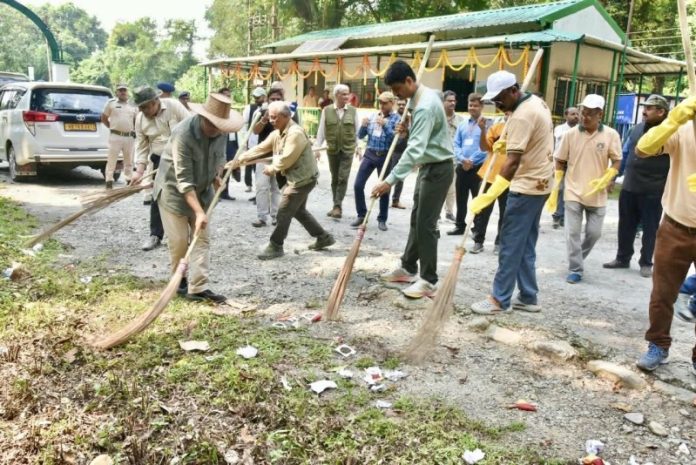केंद्रीय मंत्री भूपेंद्र यादव ने पश्चिम बंगाल के बक्सा टाइगर रिजर्व में वन कर्मियों के साथ मिलकर सफाई अभियान में हिस्सा लिया