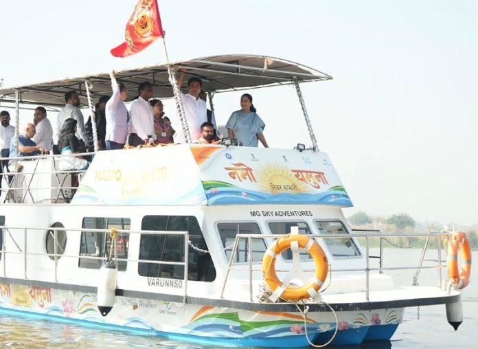 दिल्ली : सीएम रेखा गुप्ता ने सोनिया विहार-जगतपुर मार्ग पर 'नमो यमुना क्रूज सफारी' के ट्रायल रन की शुरुआत की
