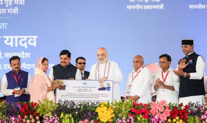 केंद्रीय गृह मंत्री अमित शाह ने भोपाल में आयोजित राज्य स्तरीय गोपालक सम्मेलन में प्रदेशभर से आए पशुपालकों से संवाद किया