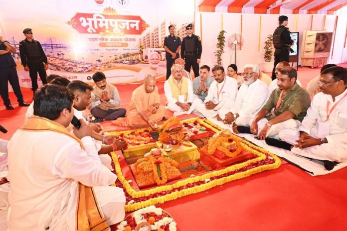 प्रयागराज : सीएम योगी पद्म लोक आवास योजना के अंतर्गत ₹191 करोड़ की लागत से 602 आवासों के निर्माण हेतु भूमिपूजन कार्यक्रम में हुए शामिल प्रयागराज : सीएम योगी पद्म लोक आवास योजना के अंतर्गत ₹191 करोड़ की लागत से 602 आवासों के निर्माण हेतु भूमिपूजन कार्यक्रम में हुए शामिल