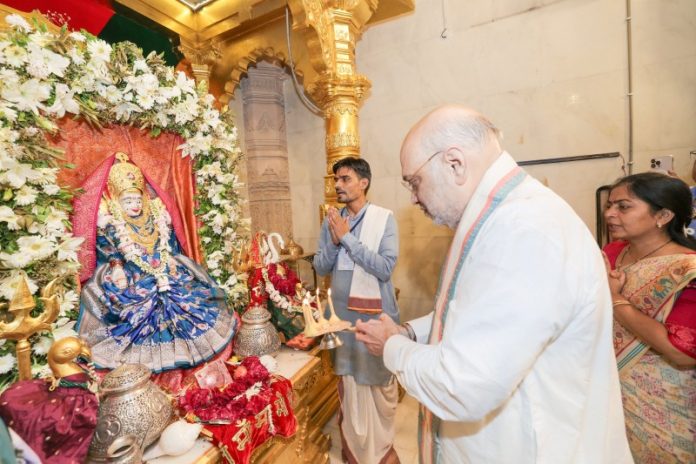 गांधीनगर : केंद्रीय गृह मंत्री अमित शाह ने रूपाल स्थित श्री वरदायिनी माता जी के मंदिर में दर्शन और पूजा-अर्चना की