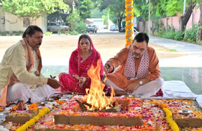 राजस्थान : सीएम भजनलाल शर्मा ने जयपुर स्थित मुख्यमंत्री निवास स्थित माँ राज राजेश्वरी मंदिर में विधि-विधान पूर्वक पूजा-अर्चना की