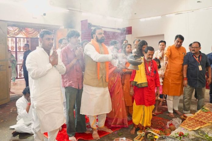 बिहार : सीएम सम्राट चौधरी ने विजयादशमी पर तेलडीहा दुर्गा मंदिर में माँ भगवती का दर्शन-पूजन कर आशीर्वाद प्राप्त किया