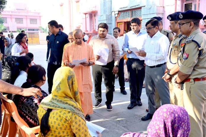 गोरखपुर : सीएम योगी ने श्री गोरखनाथ मंदिर परिसर में आयोजित ‘जनता दर्शन’ में विभिन्न जनपदों से आए नागरिकों की समस्याएं सुनीं