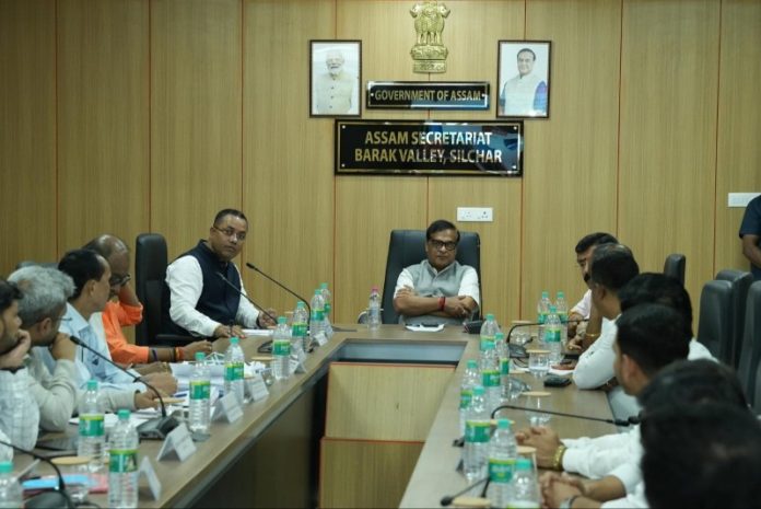 असम : सीएम सरमा ने सिलचर में कछार, करीमगंज और हैलाकांडी जिलों में चल रही प्रमुख इंफ्रास्ट्रक्चर परियोजनाओं की प्रगति की समीक्षा की