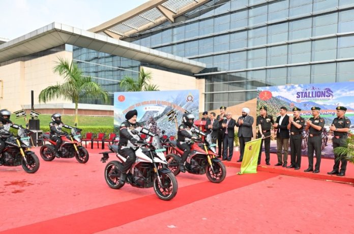 सेना प्रमुख जनरल धीरज सेठ ने नई दिल्ली के मानेकशॉ सेंटर से 'स्टैलियन्स पैन-हिमालयन ईवी राइडर्स एक्सपेडिशन' को हरी झंडी दिखाई