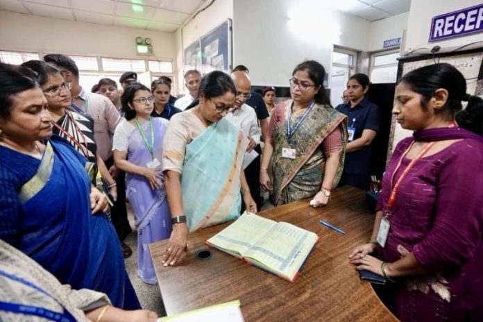 दिल्ली : सीएम रेखा गुप्ता ने लोक नायक अस्पताल में सखी वन स्टॉप सेंटर का निरीक्षण किया