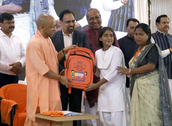 उप्र : सीएम योगी गोरखपुर में 509 दिव्यांगजन को 664 विभिन्न प्रकार के सहायक उपकरणों के वितरण कार्यक्रम में हुए शामिल