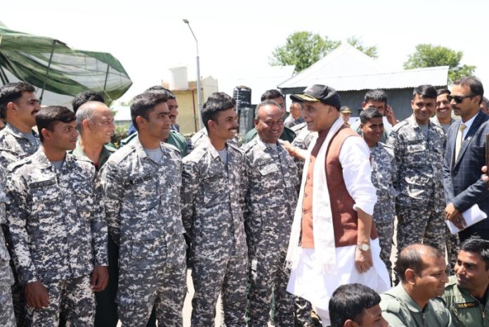 रक्षा मंत्री राजनाथ सिंह ने भारतीय वायु सेना दिवस पर वायु योद्धाओं और उनके परिवारों को बधाई दी रक्षा मंत्री राजनाथ सिंह ने भारतीय वायु सेना दिवस पर वायु योद्धाओं और उनके परिवारों को बधाई दी