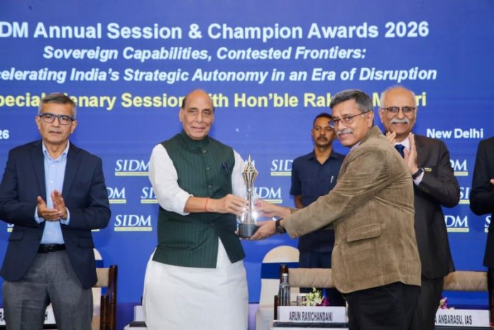 रक्षा मंत्री राजनाथ सिंह ने नई दिल्ली में एसआईडीएम के 8वें सालाना सत्र में एसआईडीएम चैंपियन अवार्ड्स 2026 प्रदान किए