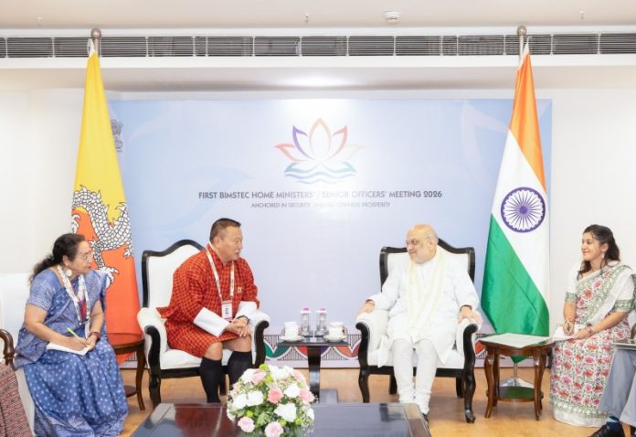 नई दिल्ली : केंद्रीय गृह मंत्री अमित शाह ने पहली BIMSTEC गृह मंत्रियों की बैठक के दौरान भूटान के गृह मंत्री लुंगटेन दोरजी से मुलाकात की