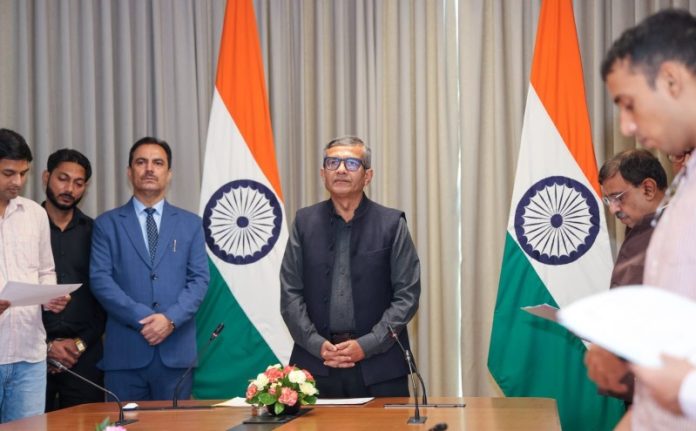 नई दिल्ली : रक्षा सचिव राजेश कुमार सिंह ने रक्षा मंत्रालय के अधिकारियों और कर्मचारियों को 'सत्यनिष्ठा शपथ' दिलाई नई दिल्ली : रक्षा सचिव राजेश कुमार सिंह ने रक्षा मंत्रालय के अधिकारियों और कर्मचारियों को 'सत्यनिष्ठा शपथ' दिलाई