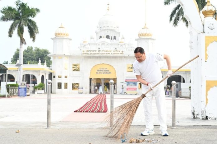 उत्तराखंड : सीएम धामी ने गुरुद्वारा श्री नानकमत्ता साहिब परिसर में आयोजित स्वच्छता कार्यक्रम में प्रतिभाग कर श्रमदान किया