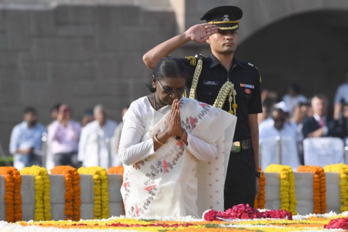 राष्ट्रपति मुर्मू ने नई दिल्ली स्थित राजघाट पहुंचकर महात्मा गांधी को उनकी 157वीं जयंती पर पर श्रद्धांजलि अर्पित की