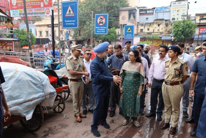 दिल्ली : उपराज्यपाल तरनजीत सिंह संधू ने एमसीडी के पुरानी दिल्ली जोन में नागरिक सुविधाओं और साफ-सफाई व्यवस्था का निरीक्षण किया