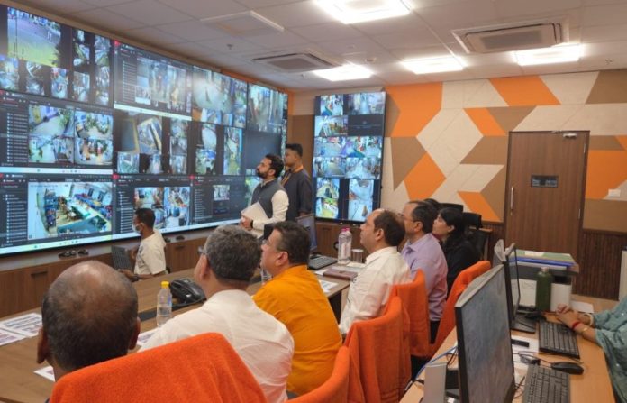 पश्चिम बंगाल : सीएम सुवेंदु अधिकारी ने स्वास्थ्य भवन स्थित कंट्रोल रूम का दौरा किया
