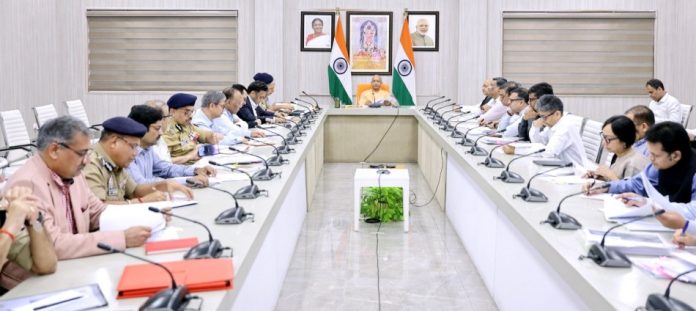 लखनऊ : सीएम योगी ने वीडियो कॉन्फ्रेंसिंग के जरिए प्रदेश के वरिष्ठ अधिकारियों के साथ कानून-व्यवस्था और आगामी त्योहारों की समीक्षा बैठक की