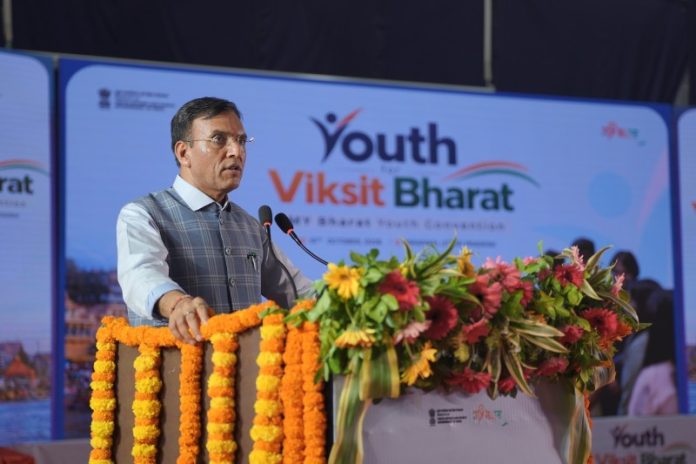 काशी : केंद्रीय मंत्री मनसुख मांडविया ने 'MY Bharat Youth Convention' में उपस्थित युवाओं को संबोधित किया