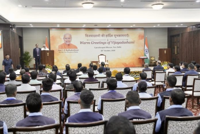 उपराष्ट्रपति सीपी राधाकृष्णन ने उपराष्ट्रपति सचिवालय के अधिकारियों और कर्मचारियों के साथ विजयादशमी मनाई उपराष्ट्रपति सीपी राधाकृष्णन ने उपराष्ट्रपति सचिवालय के अधिकारियों और कर्मचारियों के साथ विजयादशमी मनाई