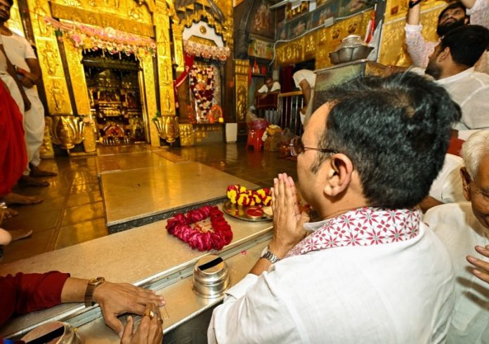 राजस्थान : सीएम भजनलाल शर्मा ने चूरू जिले के प्रसिद्ध सालासर बालाजी मंदिर में दर्शन और पूजा-अर्चना की