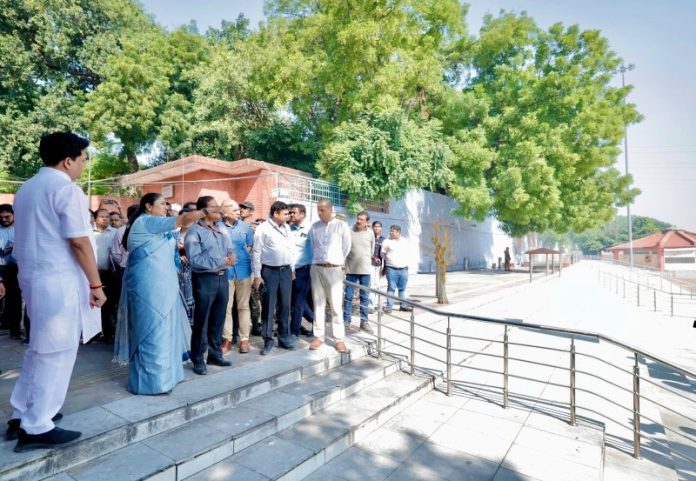 दिल्ली : सीएम रेखा गुप्ता ने सुर घाट पर छठ महापर्व की तैयारियों का निरीक्षण किया