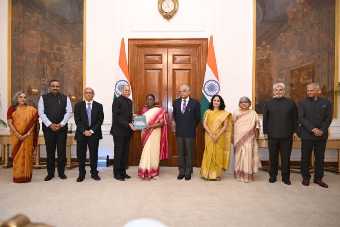 नई दिल्ली : यूपीएससी के अध्यक्ष डॉ. अजय कुमार ने आयोग के सदस्यों के साथ राष्ट्रपति भवन में राष्ट्रपति मुर्मू से मुलाकात की नई दिल्ली : यूपीएससी के अध्यक्ष डॉ. अजय कुमार ने आयोग के सदस्यों के साथ राष्ट्रपति भवन में राष्ट्रपति मुर्मू से मुलाकात की