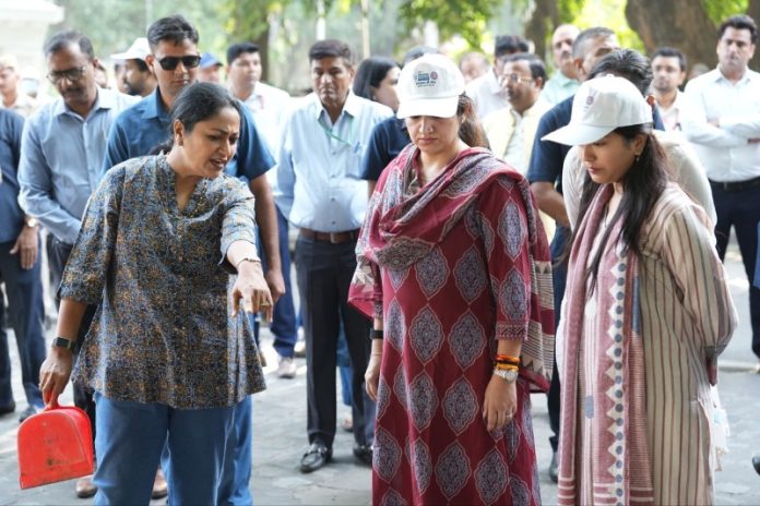दिल्ली : सीएम रेखा गुप्ता ने कमला नेहरू रिज में 'एक दिन, एक घंटा, एक साथ - स्वच्छता ही सेवा' अभियान में हिस्सा लिया