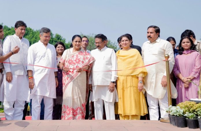 दिल्ली : सीएम रेखा गुप्ता ने दिल्ली बीजेपी अध्यक्ष हर्ष मल्होत्रा ​​के साथ कनॉट प्लेस के सेंट्रल पार्क में 'प्लांट मंडला रंगोली' का उद्घाटन किया