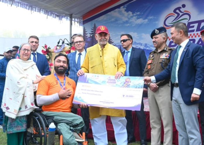 जम्मू-कश्मीर : उपराज्यपाल मनोज सिन्हा ने श्रीनगर में 'पैडल थ्रू पैराडाइज' साइकिलिंग इवेंट के विजेताओं को सम्मानित किया जम्मू-कश्मीर : उपराज्यपाल मनोज सिन्हा ने श्रीनगर में 'पैडल थ्रू पैराडाइज' साइकिलिंग इवेंट के विजेताओं को सम्मानित किया