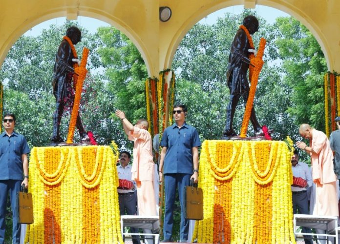 लखनऊ : सीएम योगी ने राष्ट्रपिता महात्मा गांधी की 157वीं जयंती पर जीपीओ परिसर में राष्ट्रपिता की प्रतिमा पर पुष्पांजलि अर्पित की लखनऊ : सीएम योगी ने राष्ट्रपिता महात्मा गांधी की 157वीं जयंती पर जीपीओ परिसर में राष्ट्रपिता की प्रतिमा पर पुष्पांजलि अर्पित की