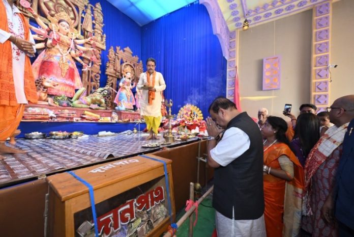 असम : सीएम डॉ. हिमंत बिस्वा सरमा ने दुर्गा पूजा के शुभ अवसर पर सिलचर में कई पूजा पंडालों का दौरा किया
