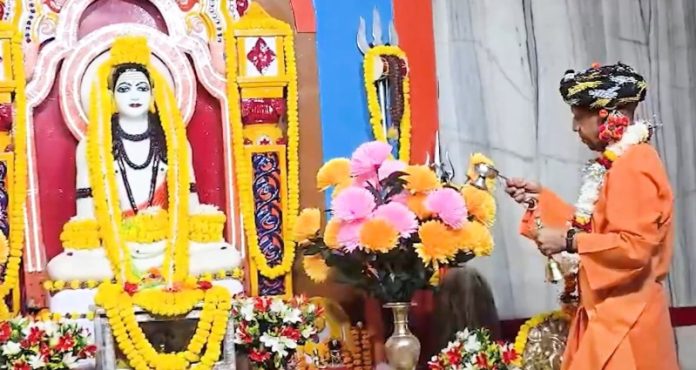 गोरखपुर : सीएम योगी ने श्री गोरखनाथ मंदिर में शिवावतारी महायोगी गुरु श्री गोरखनाथ जी का विधि-विधान से विशिष्ट पूजन-अर्चन किया